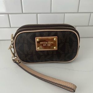 Cute Michel Kors Wristlet